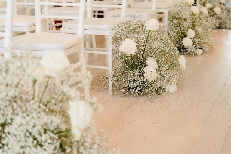 Allestimento floreale per un matrimonio con toni bianchi