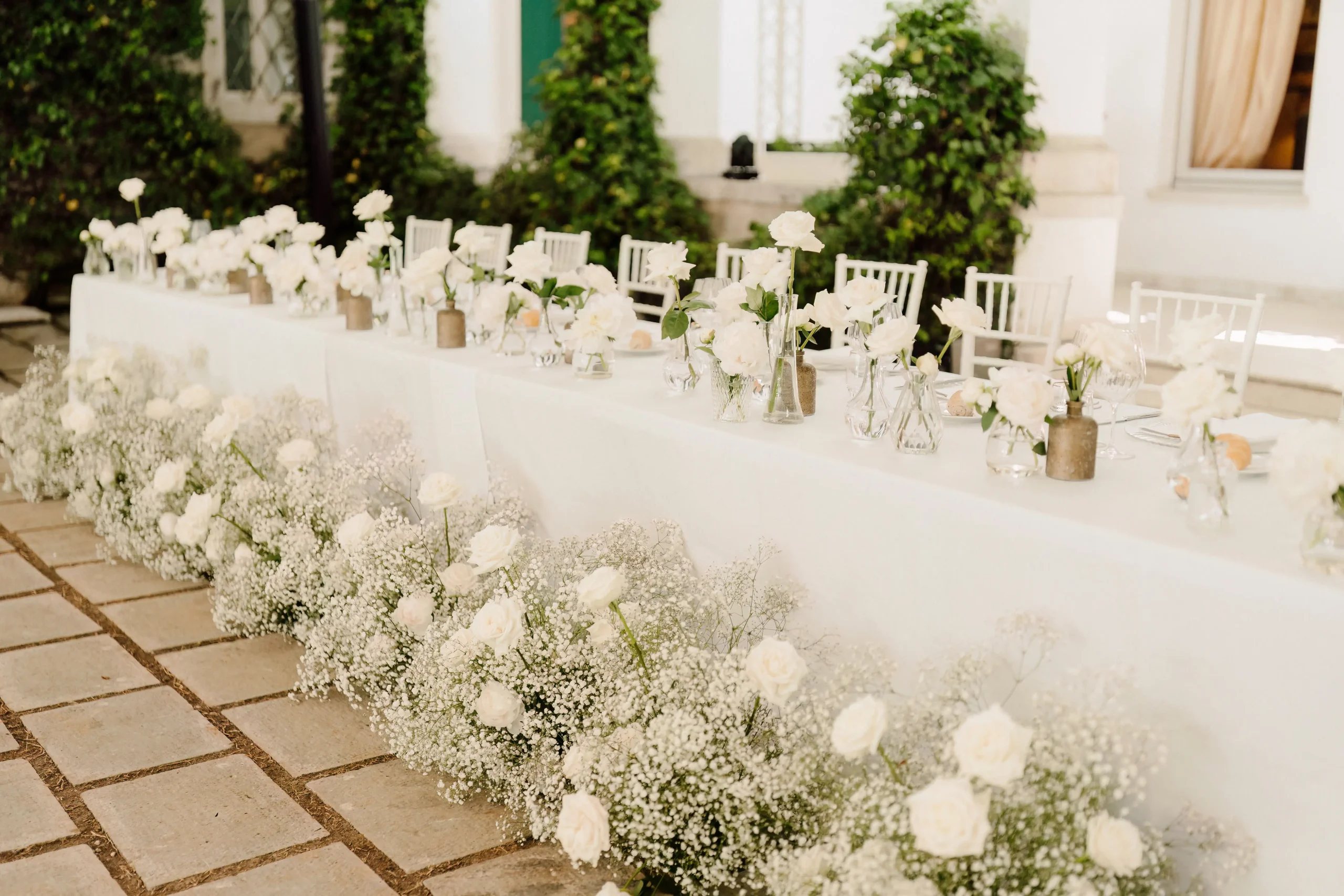 Allestimento per un matrimonio: delle rose bianche riempiono la tavola di eleganza e romanticismo