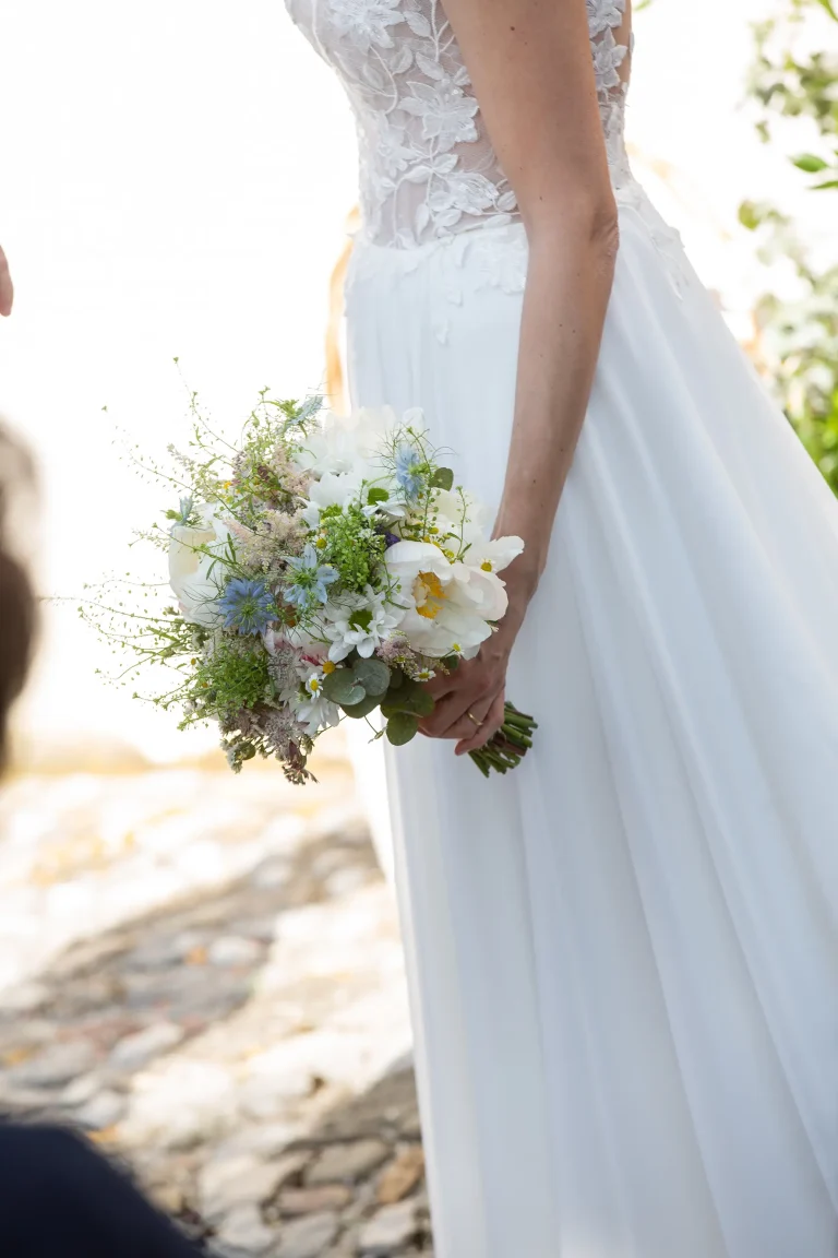 Un bouquet da sposa con fiori bianchi ed eleganti