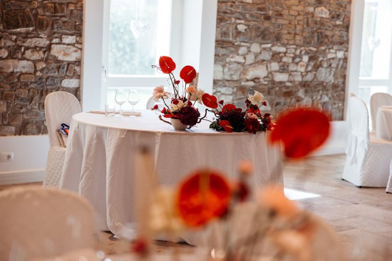 Centrotavola ispirati al Giappone con graziose orchidee rosse