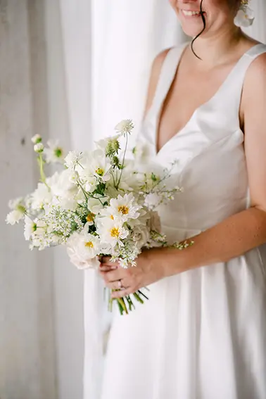 Un bouquet di campo, con margherite bianche