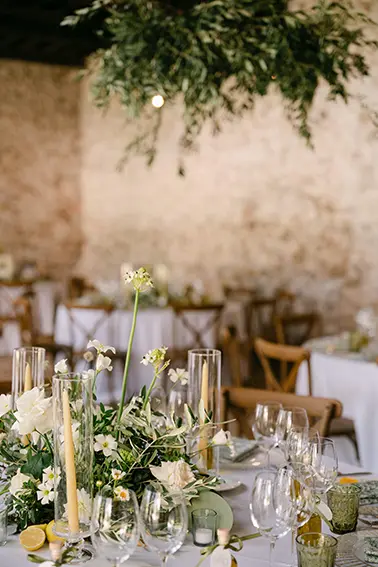 L'allestimento per la tavola caratterizzato dal verde e da fiori bianchi