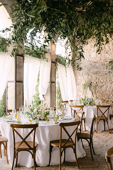L'allestimento per la tavola caratterizzato dal verde e da fiori bianchi