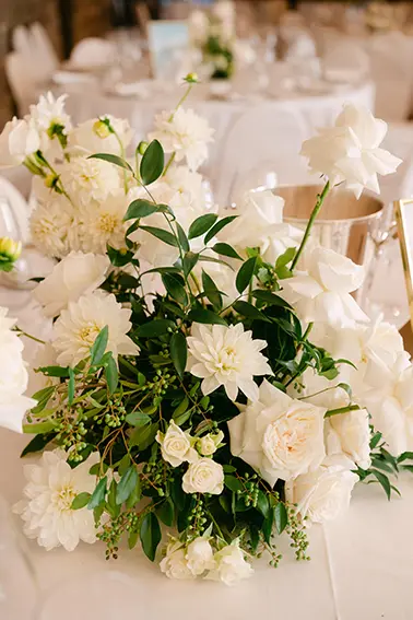 Allestimento interno elegante caratterizzato da fiori bianchi