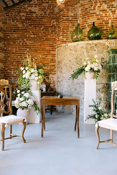 Allestimento interno elegante caratterizzato da fiori bianchi